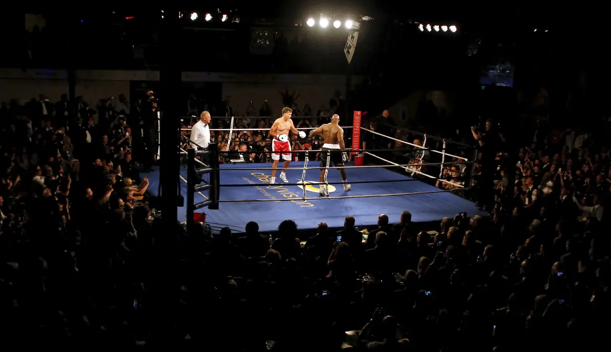 Suasana pertandingan mantan Capres AS, Mitt Romney melawan mantan juara dunia tinju kelas berat Evander Holyfield di Salt Lake City, AS, Jumat (15/5/). Ini merupakan pertarungan amal guna menghimpun dana untuk lembaga Charity Vision (REUTERS/Jim Urquhart)