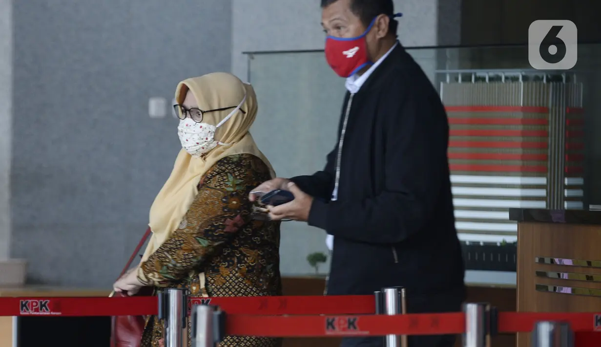 Kepala Badan Pemberdayaan Perempuan dan Keluarga Berencana (BP2KB) Kabupaten Bogor Siti Nurianty usai menjalani pemeriksaan di Gedung KPK, Jakarta, Senin (11/5/2020). Siti diperiksa sebagai saksi untuk tersangka mantan Bupati Bogor Rachmat Yasin terkait dugaan korupsi SKPD. (merdeka.com/Dwi Narwoko)
