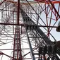 Petugas PT Tower Bersama Infrastructure Tbk (TBIG) melakukan perawatan rutin tower di Kepulauan Seribu, Rabu, 18/9/2019). PT TBIG memiliki 26.713 penyewaan dan 15.344 site telekomunikasi tersebar di seluruh indonesia, ditargetkan akan menambah 3000 penyewaan di tahun 2019. (Liputan6.com/Johan Tallo)