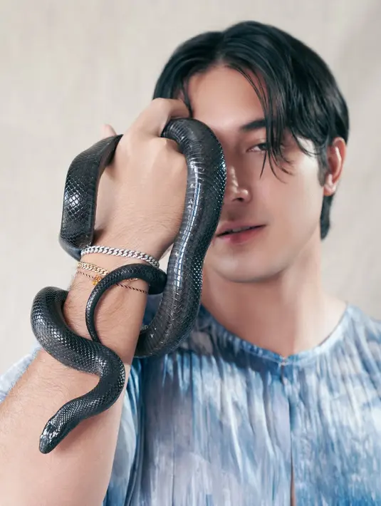 Dengan wajah flawless, Junior Roberts tampil vintage dengan rambut belah tengah [@sandrinna_11]