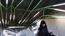 Seorang wanita yang mengenakan masker pelindung untuk membantu mengekang penyebaran virus corona mengendarai eskalator di stasiun kereta bawah tanah di Tokyo, Selasa (26/1/2021). Jepang mengonfirmasi lebih dari 1.000 kasus Virus Corona baru pada 26 Januari 2021. (AP Photo/Eugene Hoshiko)
