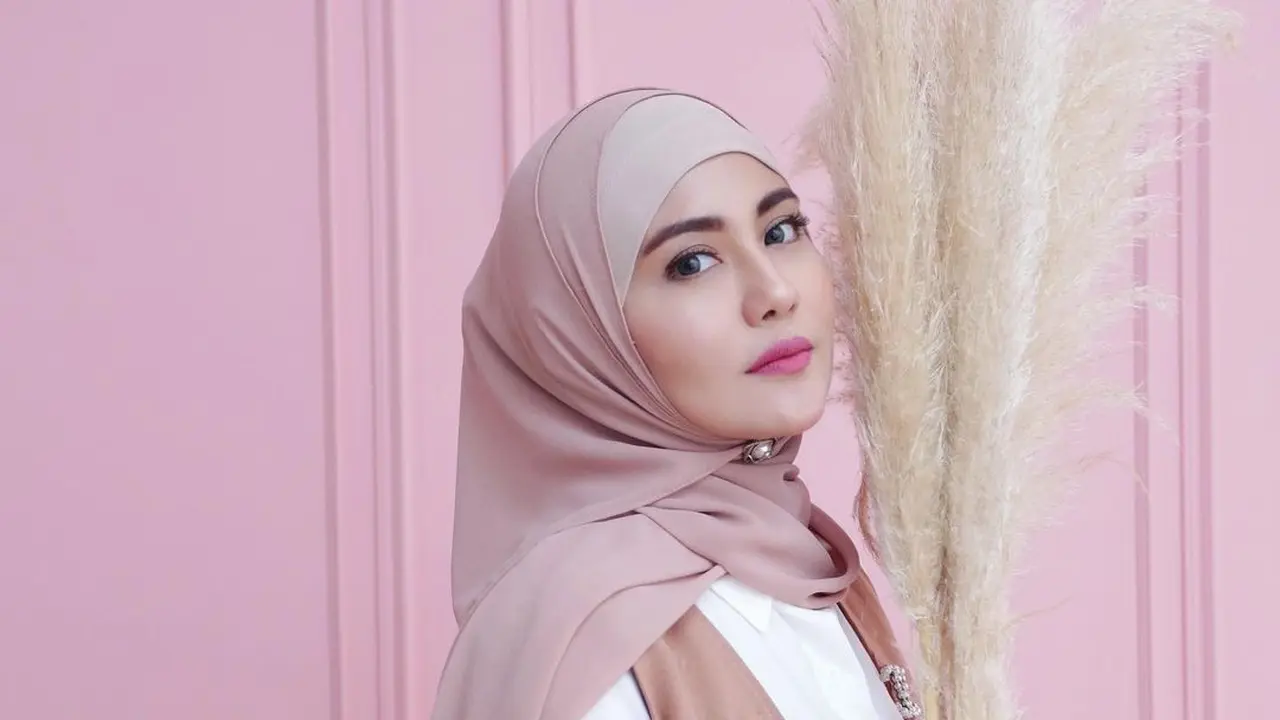 7 Gaya Juliana Moechtar Istri Mendiang Herman Seventeen Saat Tampil Berhijab