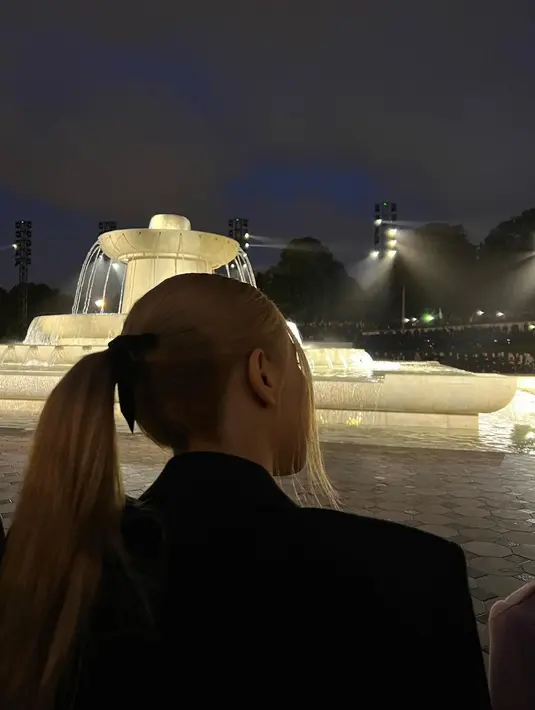 Rose Blackpink di fashion show YSL. (Foto: Instagram/ roses_are_rosie)