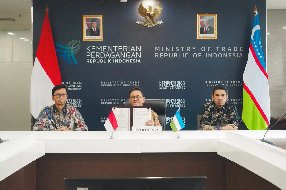 Persetujuan Kerja Sama Perdagangan dan Investasi  antara Menteri Perdagangan (Mendag) Budi Santoso dan Menteri Investasi, Industri, dan Perdagangan Uzbekistan Laziz Kudratov. (Dok Kemendag)
