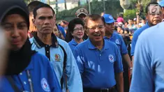 Wakil Presiden Jusuf Kalla (JK) saat menghadiri menghadiri acara kampanye tahun keselamatan untuk kejiwaaan 2017-2018 di Bundaran Hotel Indonesia (HI), Jakarta, Minggu (30/7). (Liputan6.com/Helmi Afandi)