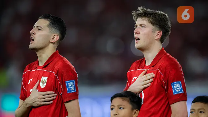 Justin Hubner dan Ole Romeny dalam pertandingan Timnas Indonesia melawan Bahrain di SUGBK, Jakarta, Selasa (25/3/2025). (Bola.com/Bagaskara Lazuardi)