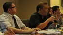 Kuasa Hukum Sutan Bhatoegana, Eggy Sujana (kedua kiri) memberi keterangan terkait pengajuan Praperadilan terhadap KPK, Jakarta, Kamis (26/2). Sutan memastikan akan mengajukan gugatan praperadilan terkait penetapan tersangkanya. (Liputan6.com/Johan Tallo)