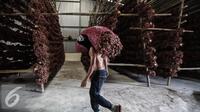 Pekerja membawa bawang merah di Gudang Bulog, Jakarta, Senin (16/5). Sebanyak 23.000 ton bawang merah disiapkan Kementerian Pertanian menjelang bulan puasa dan lebaran. (Liputan6.com/Faizal Fanani)