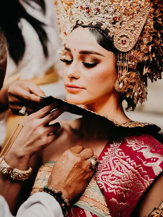 Setelah gigi dikikir, Nora Alexandra diminta untuk mencicipi enam rasa dengan berbagai makna di dalamnya. Di antaranya ada pahit, asam, pedas, sepat, asin dan manis. (Liputan6.com/IG/@ncdpapl)