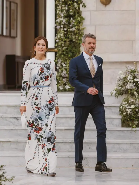 Putri Mahkota Denmark, Mary turut hadir bersama Putra Mahkota Frederik mengenakan gaun silk dengan motif floral dari Erdem. [Foto: IG/love_princess_world].