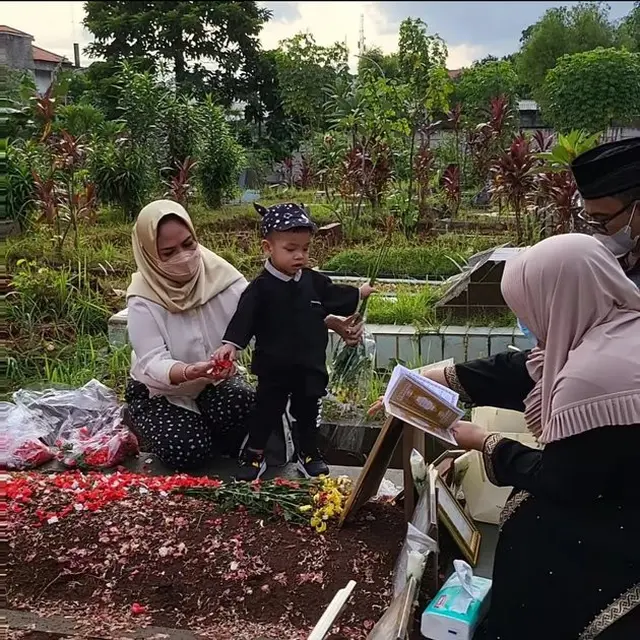 6 Momen Gala Sky, Ziarah Ke Makan Vanessa Angel dan Bibi Andriansyah Ini Bikin Haru