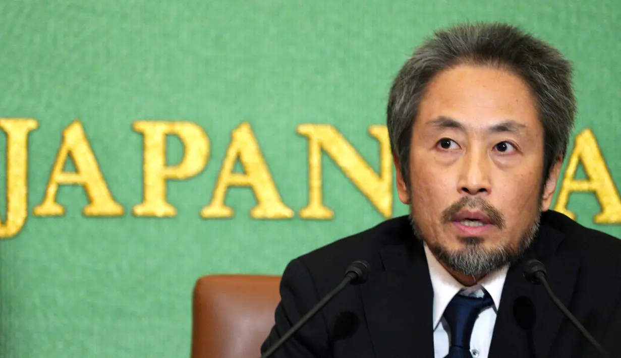Jumpei Yasuda, jurnalis lepas Jepang yang sempat ditahan 3 tahun di Suriah, saat konferensi pers di Tokyo, Jumat (2/11). Yasuda meminta maaf dan berterima kasih kepada seluruh pihak yang membantu pembebasannya serta masyarakat Jepang. (AP/Eugene Hoshiko)