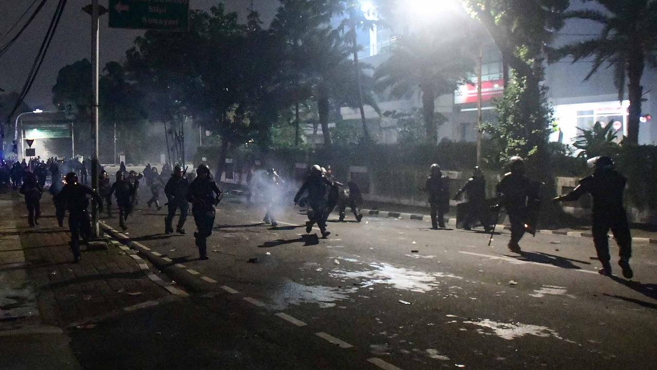 FOTO: Rusuh Pelajar dan Brimob di Pejompongan Hingga Malam Hari (ukuran kecil)