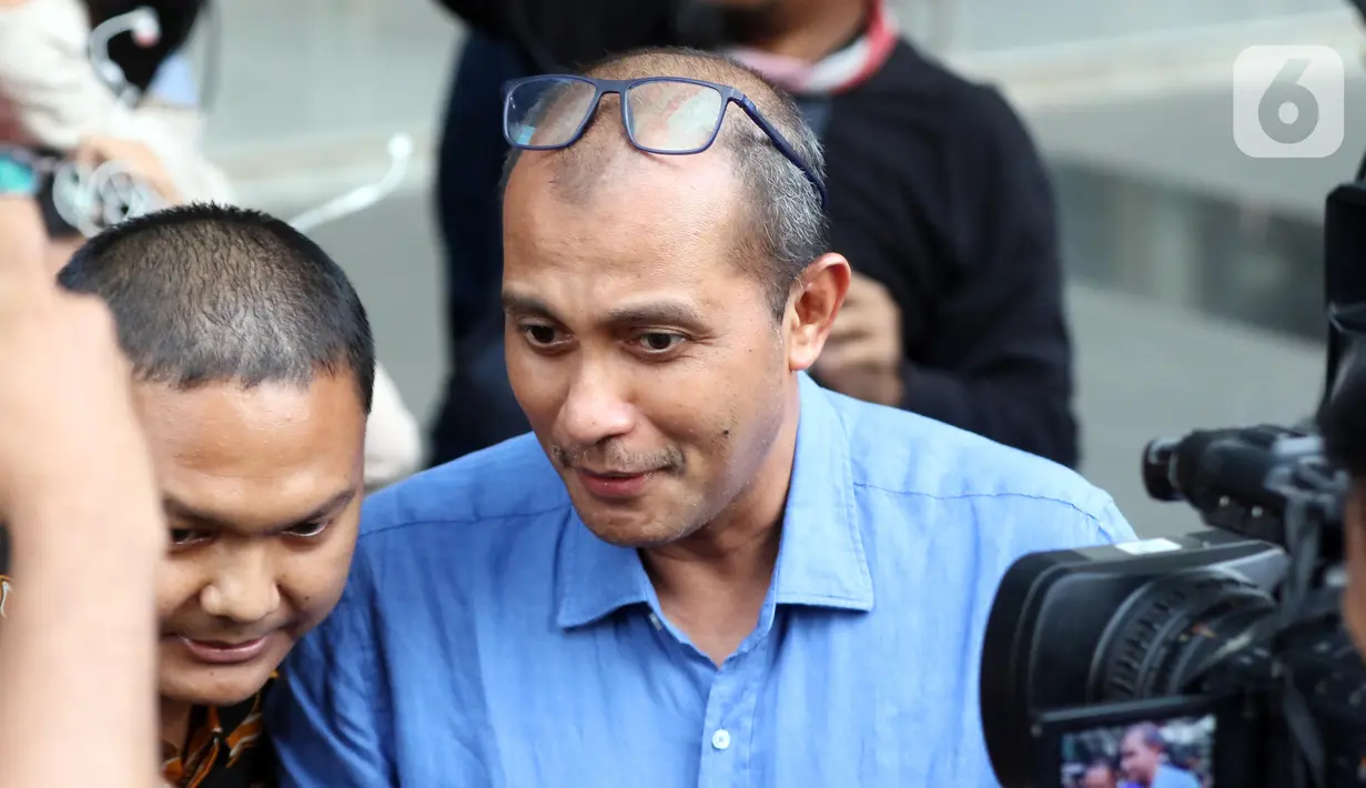 Wakil Menteri Hukum dan Hak Asasi Manusia (Wamenkumham) Edward Omar Sharif Hiariej memilih bungkam saat dicecar sejumlah pertanyaan oleh pewarta. (Liputan6.com/Helmi Fithriansyah)