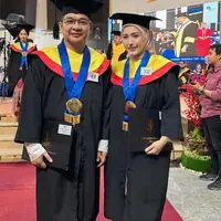 Potret Kompak Pasha Ungu dan Adelia Pasha saat wisuda bersama. [@adeliapasha]