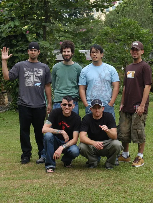 Kini, Linkin Park ditinggal vokalis yang dikenal dengan lengkingan suaranya. Chester Bennington meninggal dunia dalam usia 41 tahun akibat mengakhiri hidupnya dengan cara bunuh diri. (Bambang E. Ros/Bintang.com)