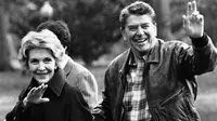 Presiden Amerika Serikat Ronald Reagan dan istrinya, Nancy Reagan melambaikan tangan usai kembali dari Camp David (AP Photo)