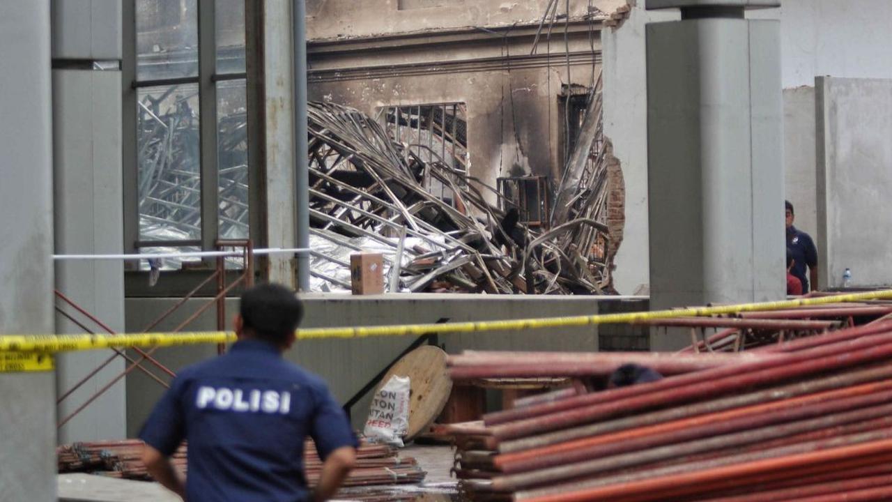 Setelah dilanda kebakaran hebat pada Sabtu (16/9/2023) malam, Museum Nasional ditutup sementara akibat enam ruangan di dalam Gedung A hangus terbakar.<br>
