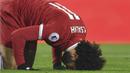 Mohamed Salah melakukan selebrasi sujud usai membobol gawang Newcastle United pada lanjutan Premier League di Anfield, Liverpool, (3/3/2018). Liverpool menang 2-0. (Anthony Devlin/PA via AP)