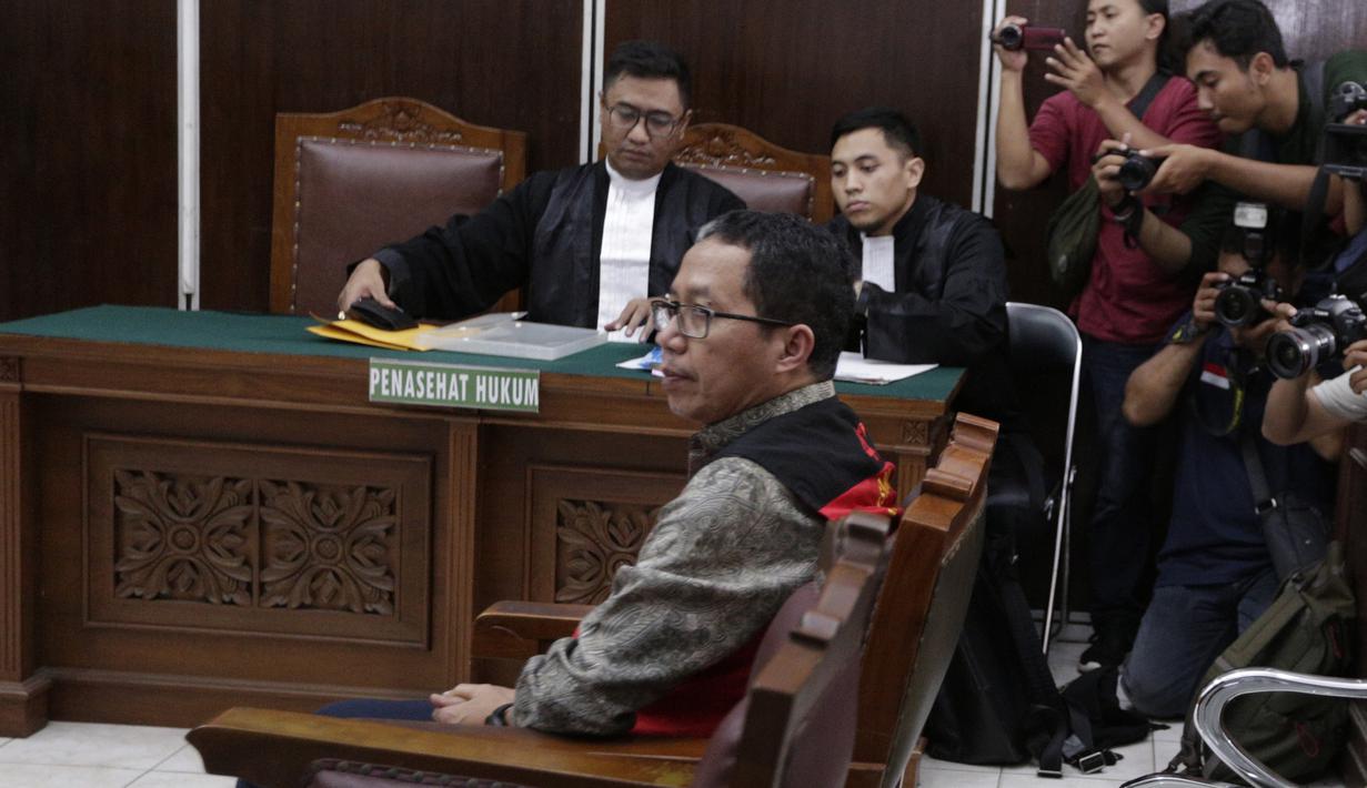 Mantan Plt Ketua Umum PSSI, Joko Driyono, menjalani sidang perdana di PN Jakarta Selatan, Senin (6/5). Joko Driyono tersandung kasus perusakan barang bukti terkait pengaturan skor. (Bola.com/M Iqbal Ichsan)