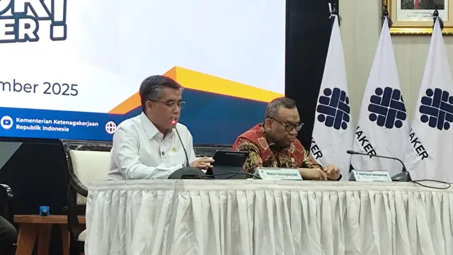Menteri Ketenaga Kerjaan, Yassierli, dan Wakil tengah memimpin acara Konferensi Pers.