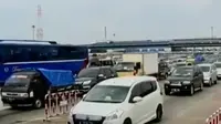 Arus lalu lintas di gerbang tol Cikarang Utama terpantau padat