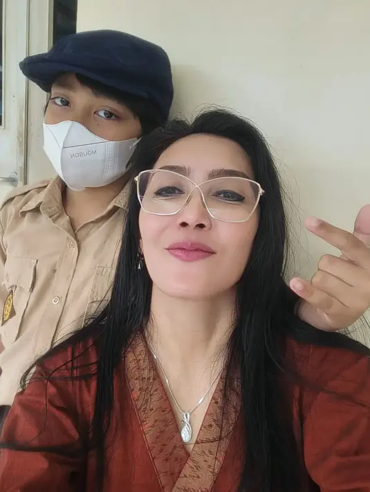 Dua diantaranya adalah anak kembar. Anak pertama Rieke Sagara lahir pada tahun 2009. Sedangkan anak kembarnya, lahir pada sehari setelah ulang tahun Rieke yang ke-37, yaitu tahun 2011. Potret Rieke saat mengambil rapot putranya.  [Instagram/riekediahp]