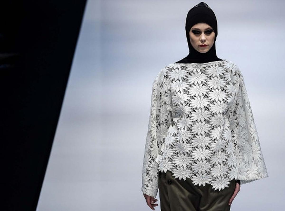 Keanggunan model berhijab di Islamic Fashion Festival