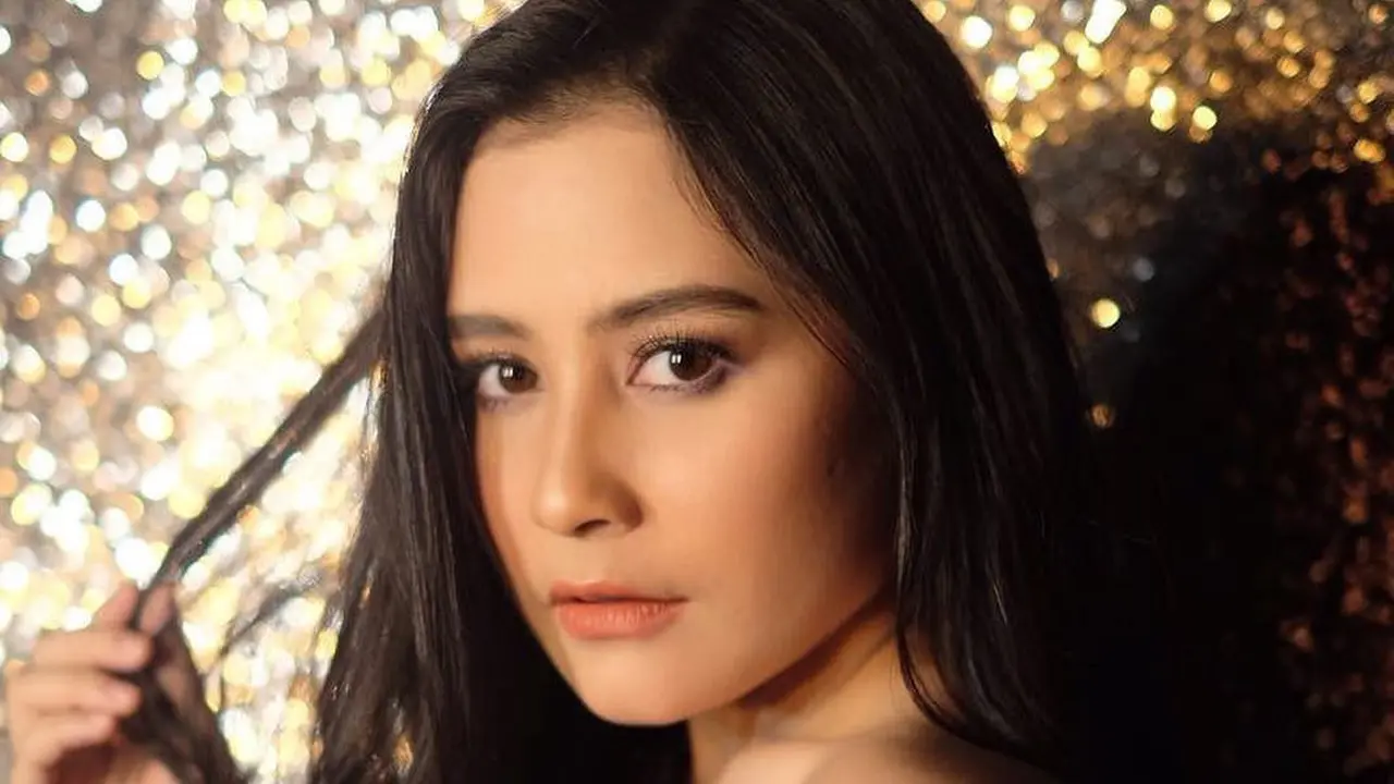 [Bintang] Punya Badan Mungil, Intip 5 Dress Prilly Latuconsina Paling Kece