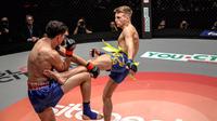 Petarung muay thai asal Inggris, Jonathan Haggerty akan melawan juara ONE Championship Sam-A Gaiyanghadao di Istora Senayan dalam ajang ONE: For Honor (Foto: ONE Championship)