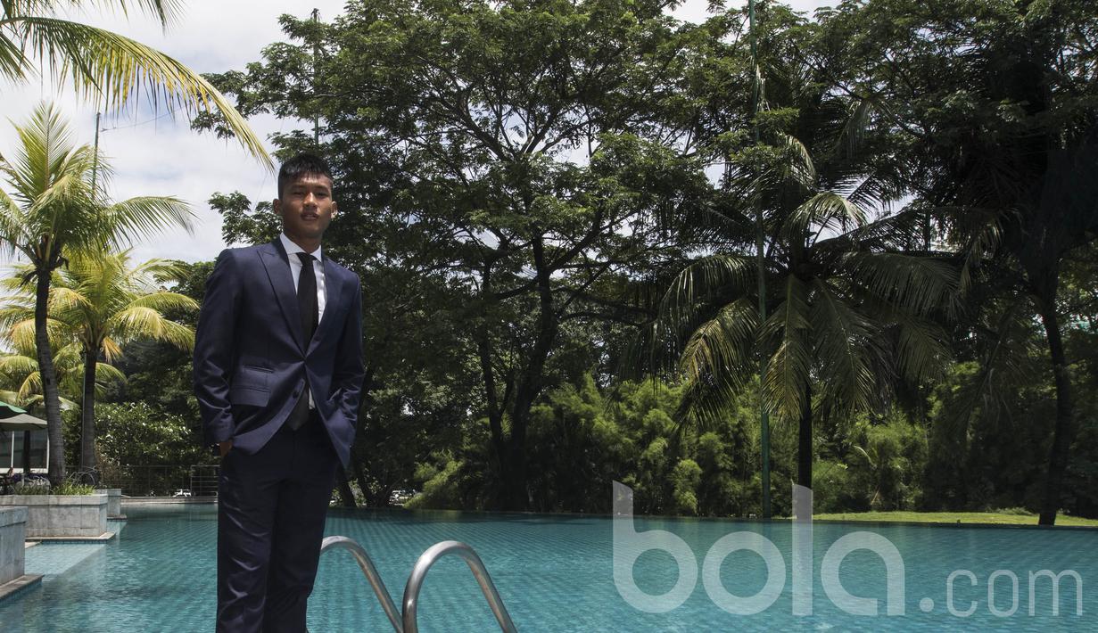 Pemain Timnas Indonesia U-22, Nur Hardianto, berpose menggunakan jas usai menggelar jumpa pers. Dengan kerja sama ini PSSI berharap akan menjadi awal bagi kebangkitan sepak bola nasional. (Bola.com/Vitalis Yogi Trisna) 