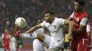 Striker Kalteng Putra, Diogo Campos, berusaha melewati bek Persija Jakarta, Maman Abdurrahman, pada laga perempat final Piala Presiden 2019 di Stadion Patriot, Bekasi, Kamis (28/3). Persija kalah adu penalti dari Kalteng. (Bola.com/Yoppy Renato)