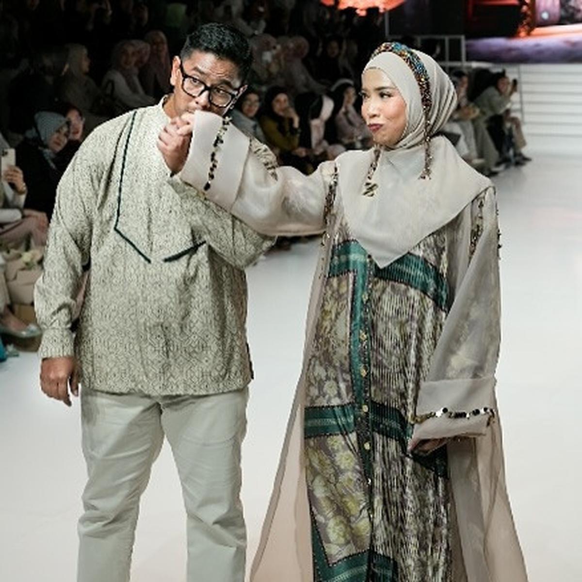 Momen Kocak Fitrop Malah Ngereog di Catwalk Usai Tangan Dicium Suami