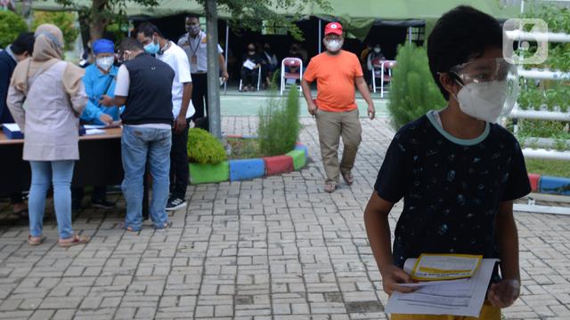 FOTO: Mobil Vaksinasi COVID-19 Keliling Jemput Bola di RPTRA Bunga Rampai