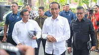 Capres nomor urut 01 Joko Widodo atau Jokowi saat tiba di Resto Plataran Menteng, Jakarta Pusat, Kamis (18/4). Jokowi dan Ma'ruf Amin menggelar pertemuan dengan ketua umum partai politik pengusungnya dalam Pemilu 2019. (Liputan6.com/Angga Yuniar)