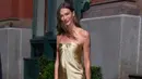 Karlie Kloss, memilih pendekatan understated namun tetap mewah. Ia mengenakan gaun strapless berbahan satin berwarna champagne gold dengan detail draping di bagian dada. Potongan slip dress yang jatuh mengikuti lekuk tubuh dipadukan clutch senada, sandal bertali tipis, serta lipstik merah klasik yang memberi sentuhan old Hollywood glamour.
