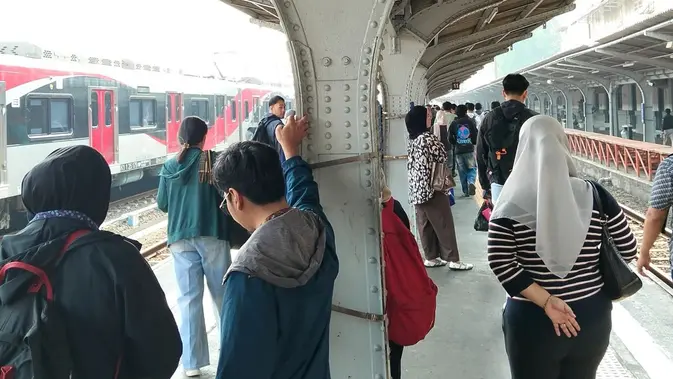 Cerita Penumpang Menunggu Nyaris 1 Jam Imbas Gangguan KRL di Jakarta Kota