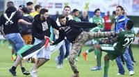 Pemain Israel Maccabi Haifa diserang fans pro Palestina.