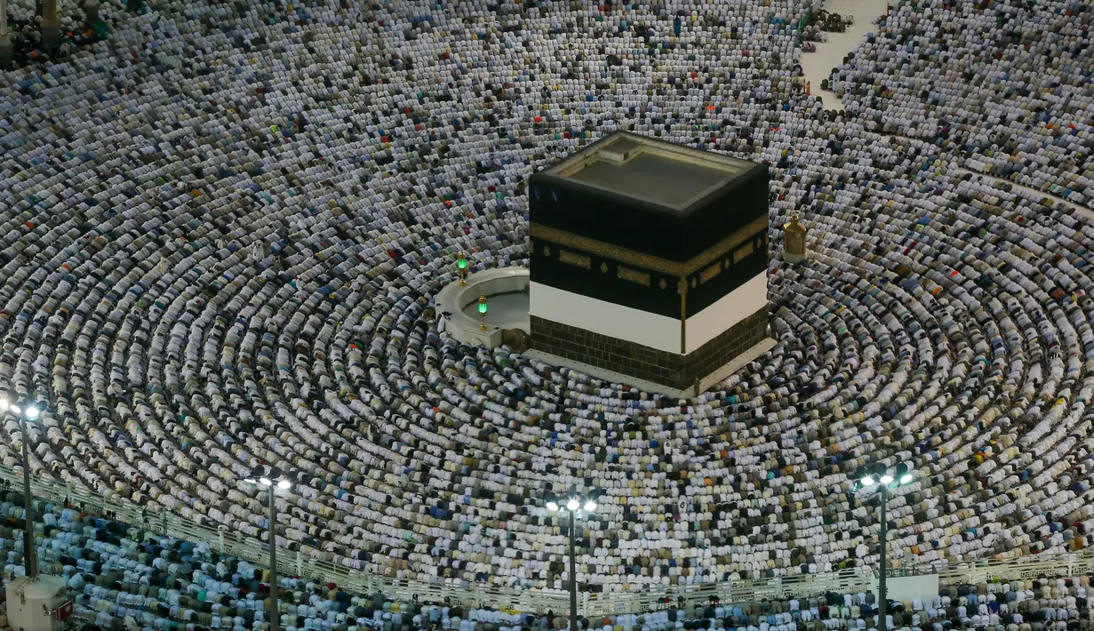 Umat Muslim melaksanakan salat dengan menghadap Kakbah di Masjidil Haram, Makkah, Arab Saudi, Kamis (16/8). Jutaan umat Islam dari berbagai negara semakin memadati Masjidil Haram menjelang puncak pelaksanaan ibadah haji. (AP Photo/Dar Yasin)