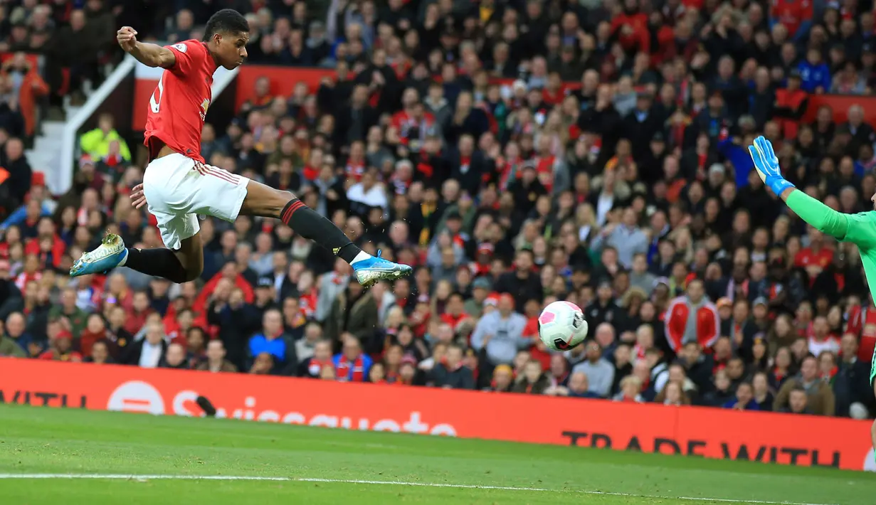 Striker Manchester United (MU) Marcus Rashford mencetak gol ke gawang Liverpool pada pertandingan Liga Inggris di Stadion Old Trafford, Manchester, Inggris, Minggu (20/10/2019). Pertandingan berakhir dengan skor 1-1. (AP Photo/Jon Super)