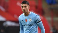 Ferran Torres secara mengejutkan merapat ke Barcelona menjelang dibukanya bursa transfer pada Januari 2022. Winger kanan Manchaster City tersebut ditebus dengan harga 55 juta euro dengan opsi penambahan biaya sebesar 10 juta euro menurut laporan Fabrizio Romano. (AFP/Pool/Rui Vieira)