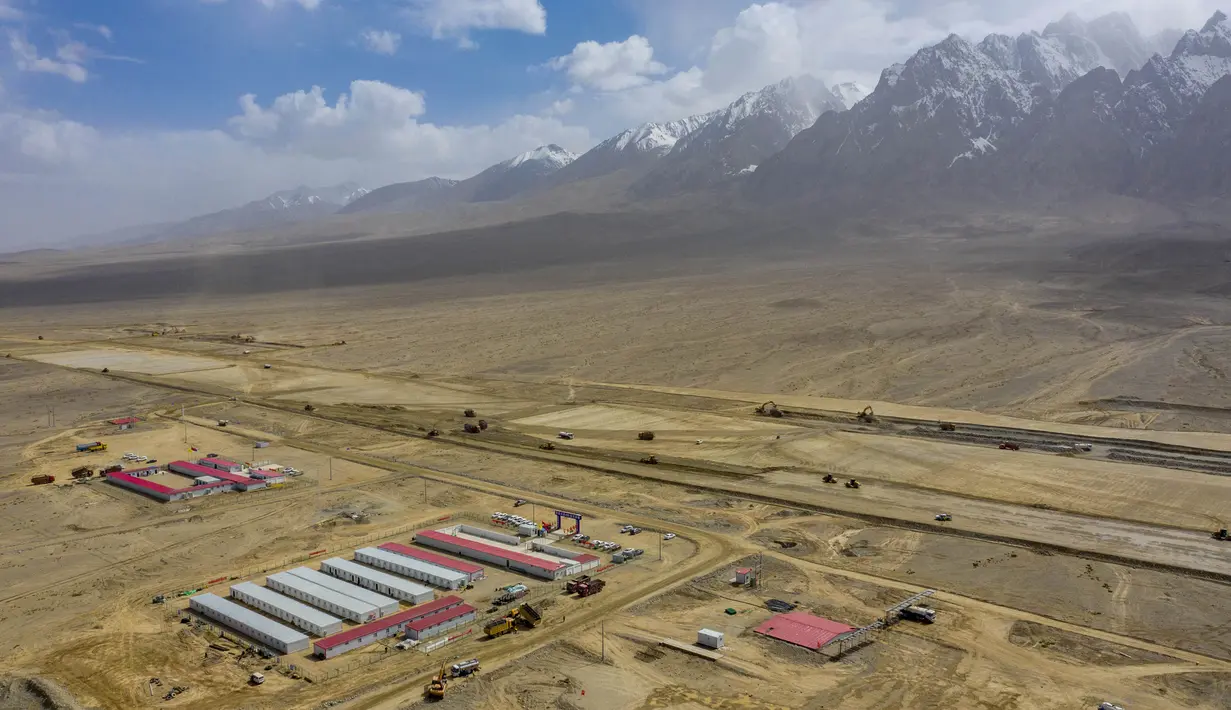Foto dari udara menunjukkan lokasi pembangunan Bandara Taxkorgan di Prefektur Kashgar, Daerah Otonom Uighur, Xinjiang, China, Rabu (3/6/2020). Bandara Taxkorgan belokasi di ketinggian 3.252 meter di atas permukaan laut (mdpl). (Xinhua/Hu Huhu)