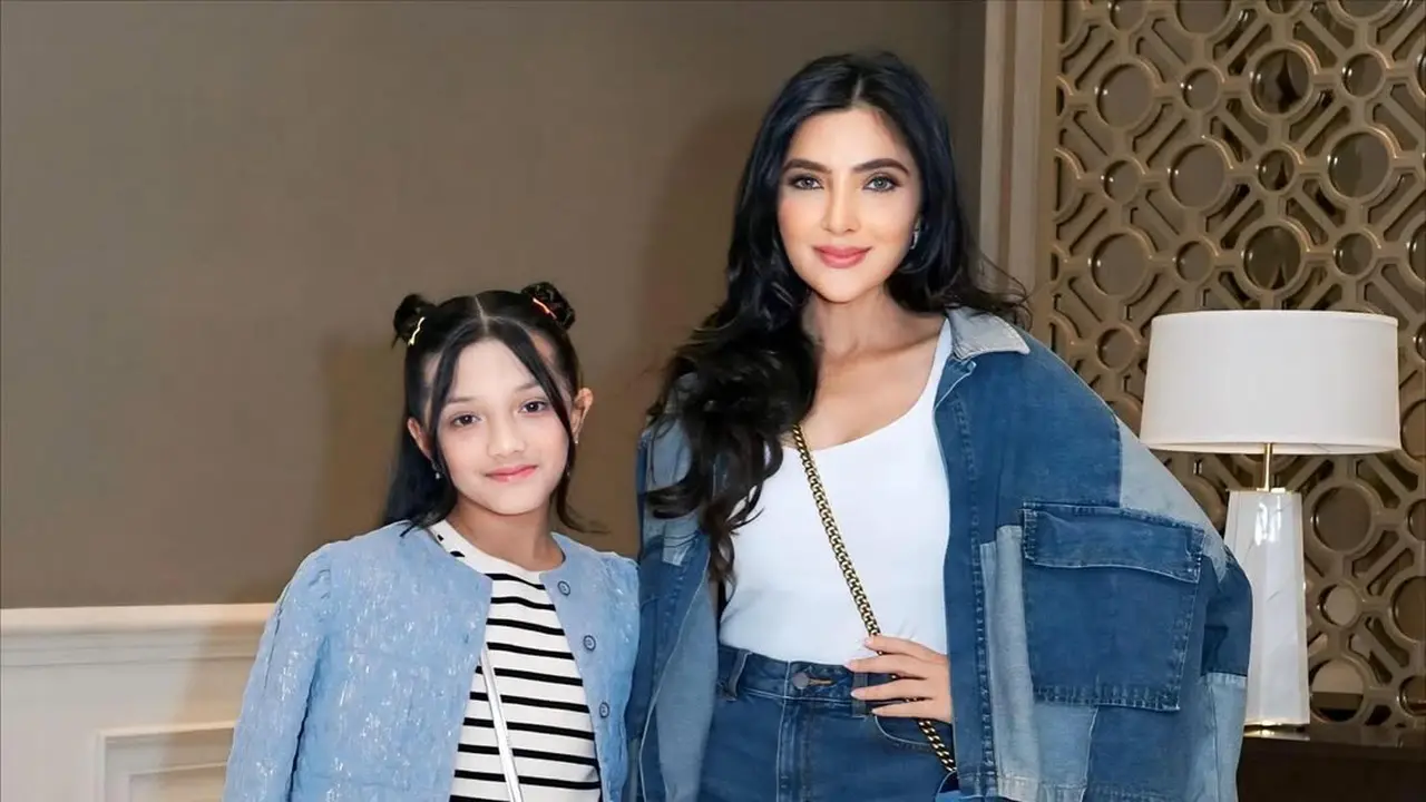 Ashanty dan Arsy Kompak Bergaya Biru Denim Saat Hadiri Fan Meeting Lee Chae Min, Stylish dan Serasi!
