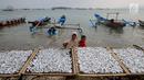 Warga menjemur ikan di kawasan Pasar Sumur Jaya, Pandeglang, Banten, Sabtu (3/8/2019). Aktivitas warga Kecamatan Sumur yang menjadi lokasi terdekat dari episentrum gempa Banten saat ini sudah kembali normal. (merdeka.com/Arie Basuki)