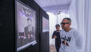 Exco PSSI, Arya Sinulingga melihat foto momen mantan pelatih Timnas Indonesia, Shin Tae-yong saat kembali ke Korea Selatan karya pewarta Bola.com, Bagaskara Lazuardi dalam pameran foto Media Cup 2025 bertema "Timnas Indonesia dari Masa ke Masa" di Cibis, Cilandak, Jakarta Selatan, Selasa (28/10/2025). (Bola.com/Bagaskara Lazuardi)
