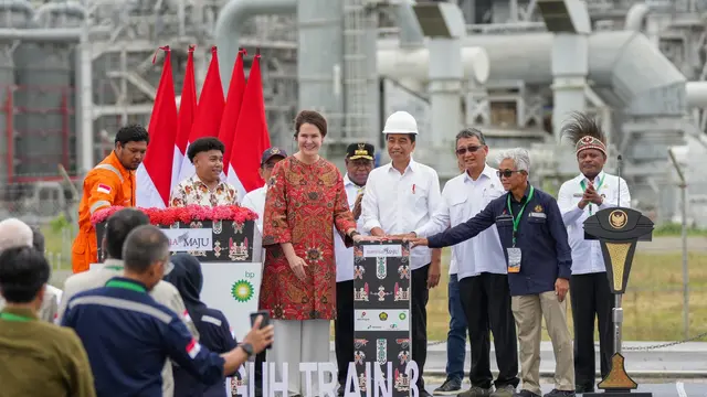 Presiden Joko Widodo (Jokowi) meresmikan Proyek Strategis Nasional (PSN) Tangguh Train 3 yang berlokasi di Kabupaten Teluk Bintuni, Provinsi Papua Barat, Jumat (24/11/2023). (Dok SKK Migas)