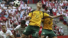 Duel pemain Polandia, Robert Lewandowski dengan pemain Lituania, Justas Lasickas pada laga uji coba di Stadion Narodowy, Warsaw, Polandia, (12/6/2018). Polandia menang 4-0. (AP/Czarek Sokolowski)