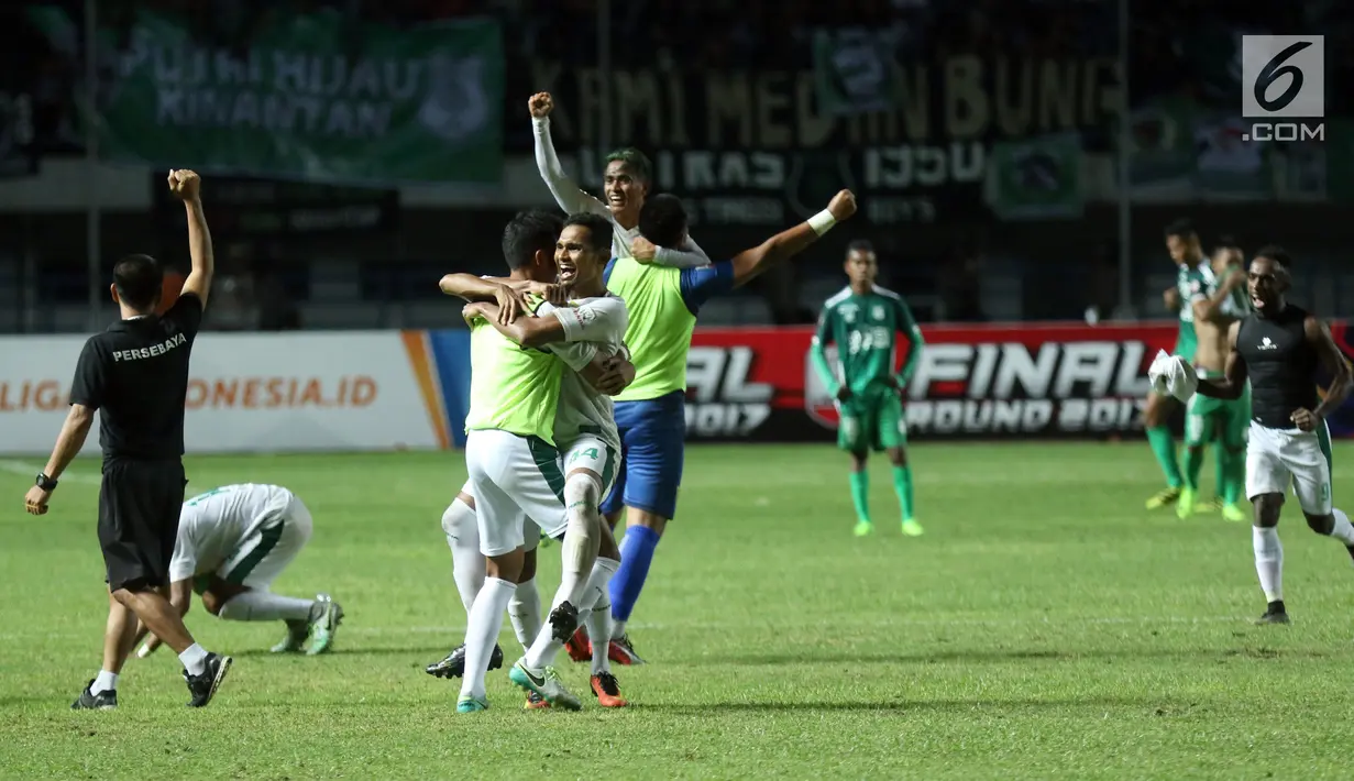 Pemain Persebaya merayakan kemenangan usai menumbangkan PSMS Medan di Final Liga 2 Indonesia di Stadion GBLA, Bandung, Selasa (28/11). Persebaya unggul 3-2 atas PSMS Medan. (Liputan6.com/Helmi Fithriansyah)