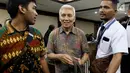 Bendahara Umum KONI Jhonny E Awuy tersenyum usai menjalani sidang perdana sebagai terdakwa di Pengadilan Tindak Pidana Korupsi (Tipikor), Jakarta, Senin (11/3). Sidang tersebut mengagendakan pembacaan Surat Dakwaan. (Liputan6.com/Johan Tallo)