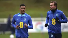 Pemain Inggris, Ezri Konsa dan Harry Kane menghadiri sesi latihan menjelang pertandingan kualifikasi Euro 2024 Grup C, di St George's Park di Burton-Upon-Trent, Selasa (14/11/2023). (Simon Marper/PA via AP)